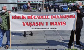 Türkischer Volksverein mit Transparent: "Birlik mücadelle dayanişma yaşasin 1 mayis."